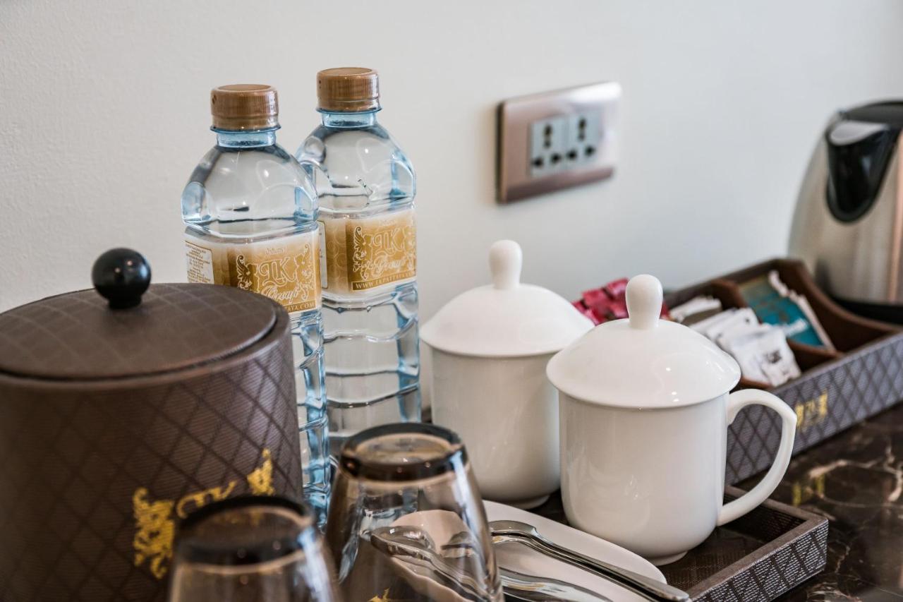 Lk Emerald Beach - Sha Extra Plus Pattaya Dış mekan fotoğraf Bottled water in a hotel room