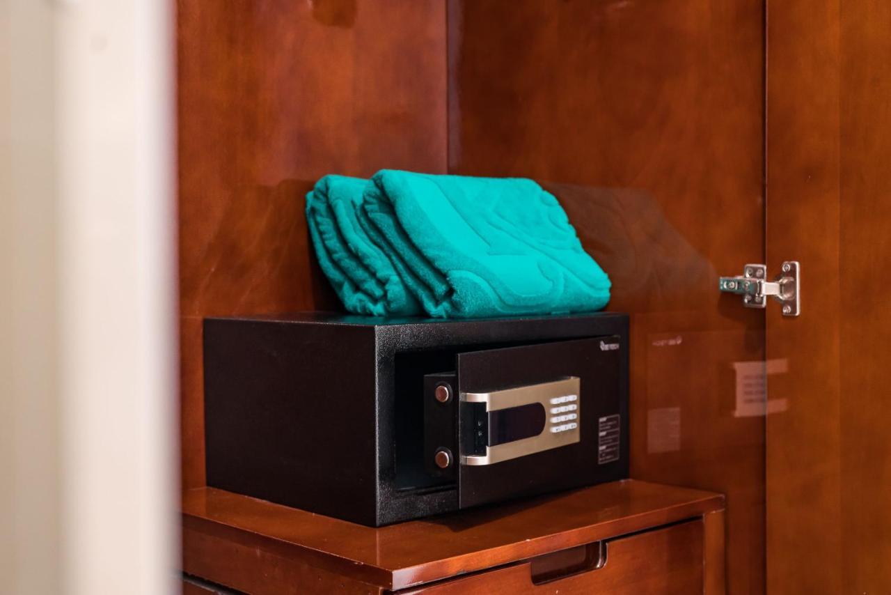 Lk Emerald Beach - Sha Extra Plus Pattaya Dış mekan fotoğraf A safe in a hotel room