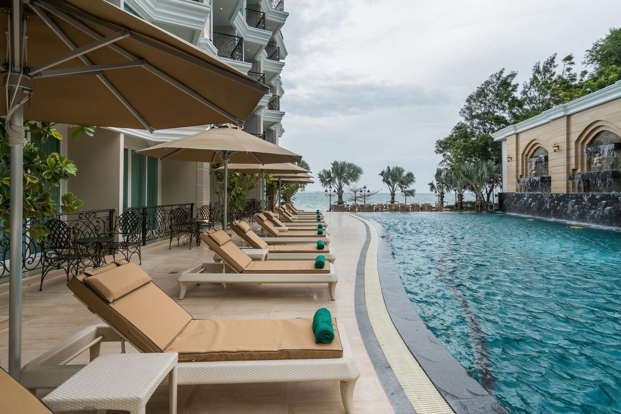 Lk Emerald Beach - Sha Extra Plus Pattaya Dış mekan fotoğraf Pool at The Royal