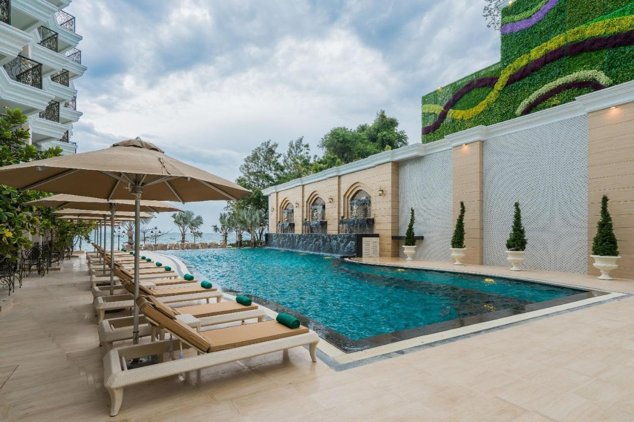 Lk Emerald Beach - Sha Extra Plus Pattaya Dış mekan fotoğraf The swimming pool at The Royal