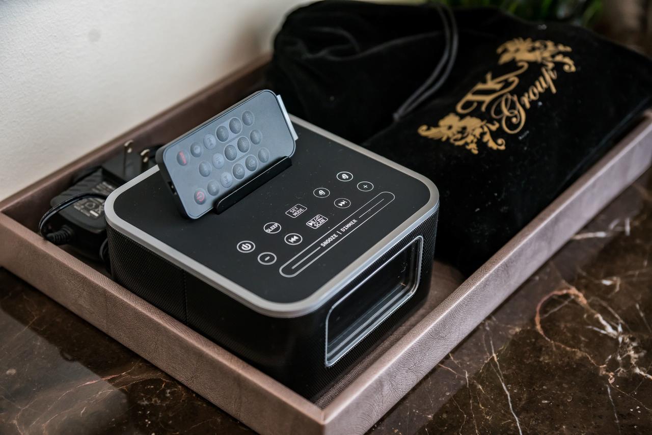 Lk Emerald Beach - Sha Extra Plus Pattaya Dış mekan fotoğraf A digital alarm clock
