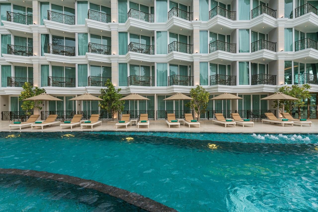 Lk Emerald Beach - Sha Extra Plus Pattaya Dış mekan fotoğraf The swimming pool at the hotel