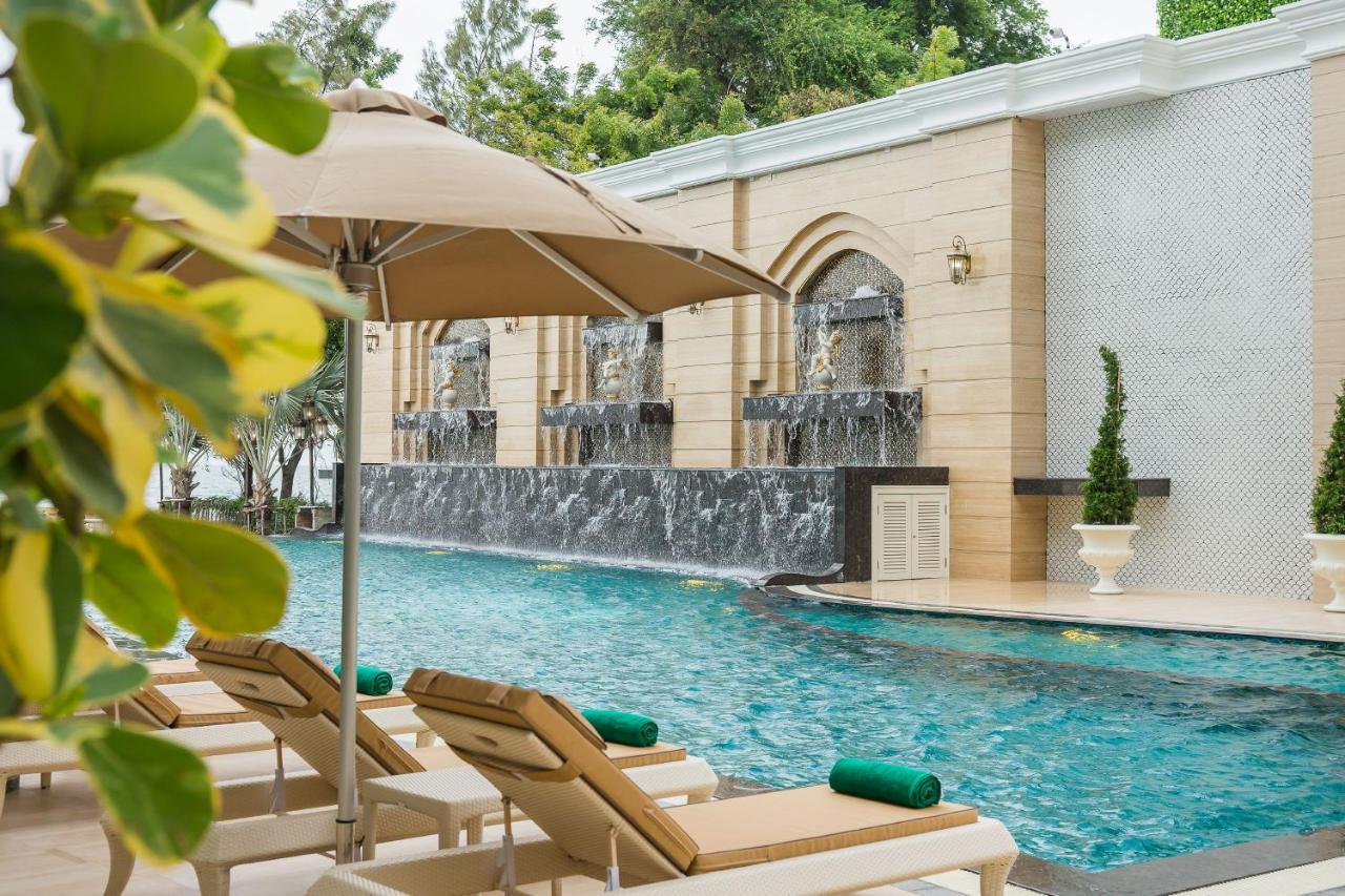 Lk Emerald Beach - Sha Extra Plus Pattaya Dış mekan fotoğraf The swimming pool at The Park, Hyderabad