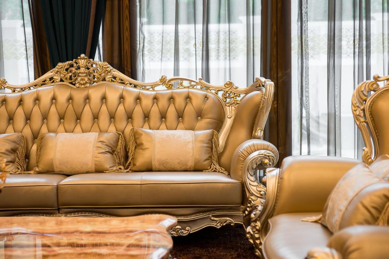 Lk Emerald Beach - Sha Extra Plus Pattaya Dış mekan fotoğraf A gold sofa