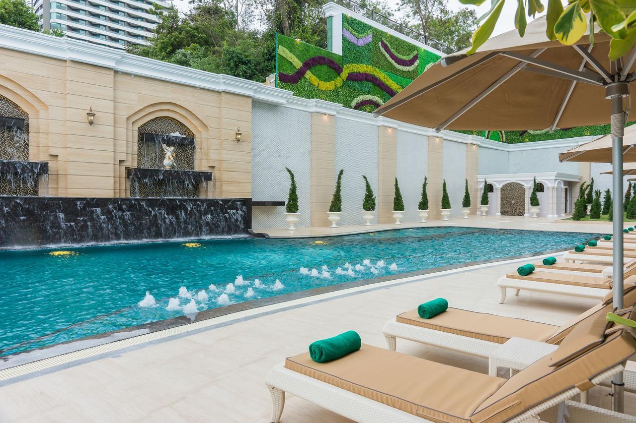 Lk Emerald Beach - Sha Extra Plus Pattaya Dış mekan fotoğraf The swimming pool at the hotel