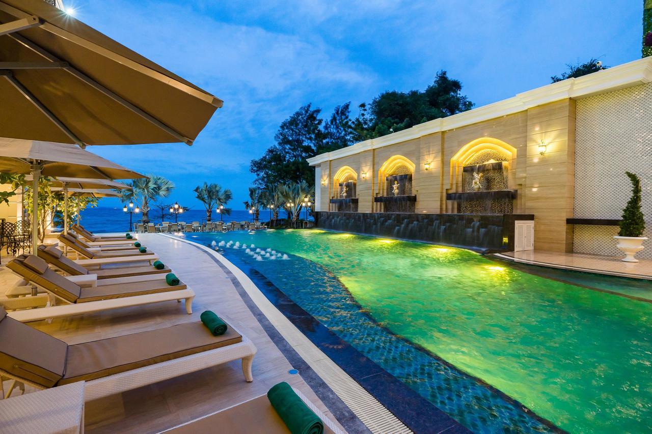 Lk Emerald Beach - Sha Extra Plus Pattaya Dış mekan fotoğraf The swimming pool at the hotel